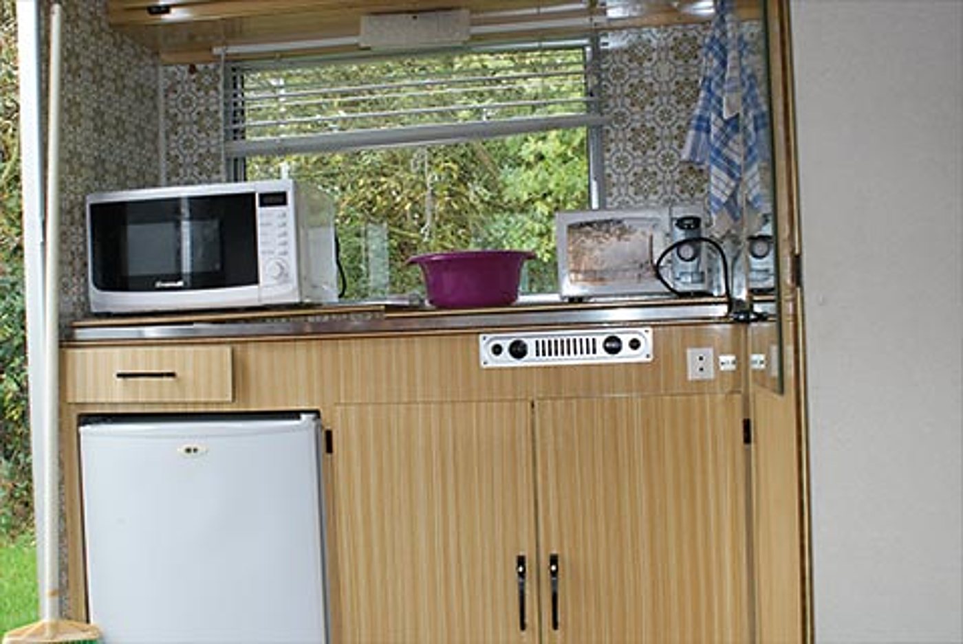 Coin cuisine de la caravane 2 avec micro-ondes et réfrigérateur