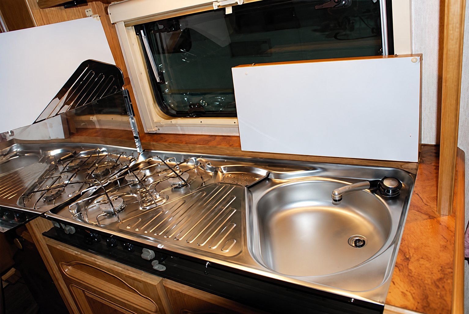 Cuisine de la caravane 1 avec évier en inox et réchaud à gaz