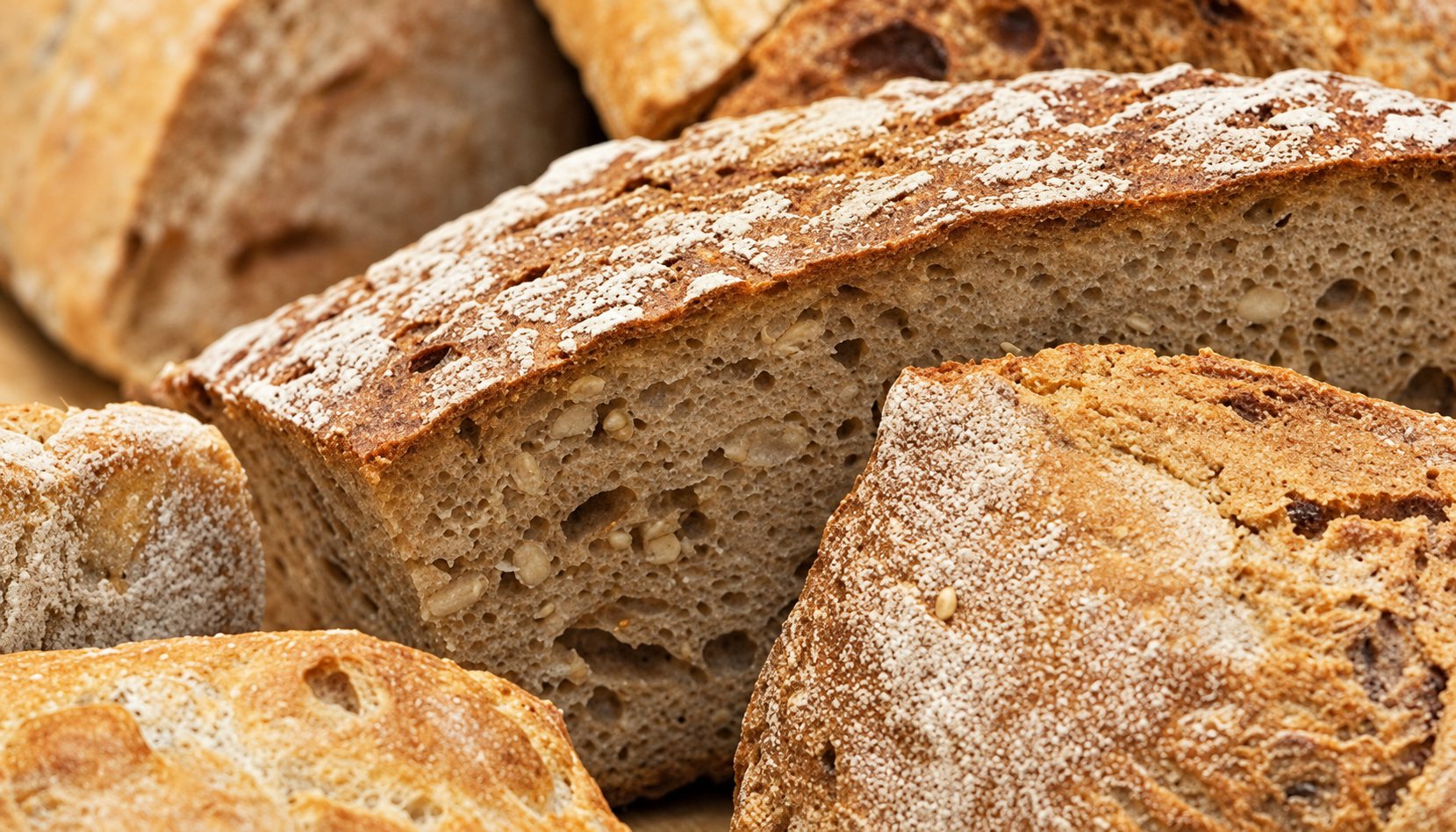 Gros plan sur des miches de pain rustique à la croûte dorée