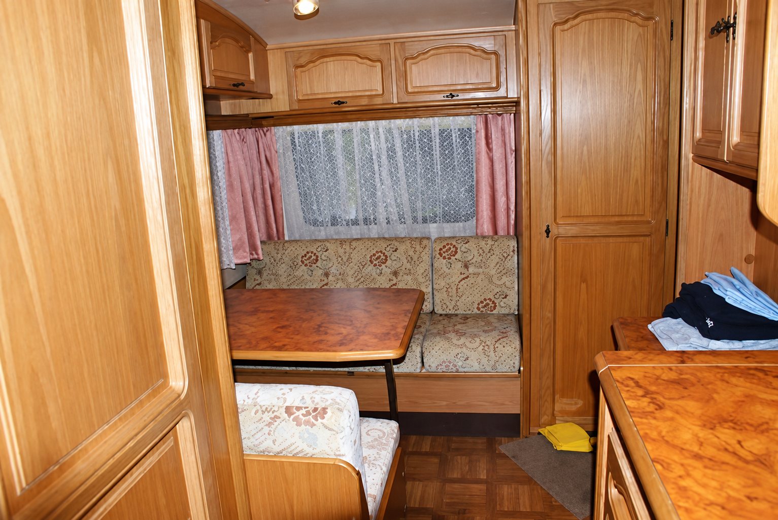 Boiseries et banquette fleurie de la caravane 1