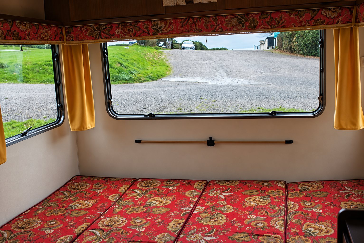 Intérieur de la caravane 2, banquettes rouges et fenêtres